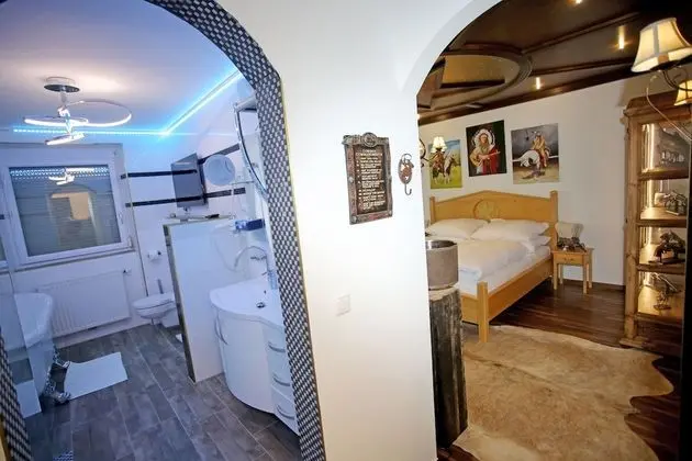 Deluxe Tek Büyük Yataklı Oda, Sıcak Su Havuzu