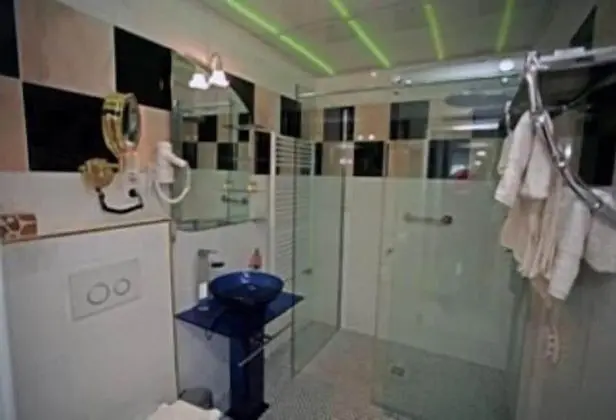 Deluxe Tek Büyük Yataklı Oda, Sıcak Su Havuzu