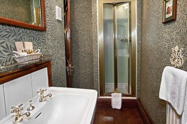 Deluxe Tek Büyük Yataklı Oda (with Shower)
