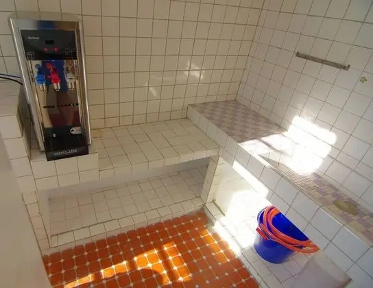 Dört Kişilik Oda, Ortak Banyo