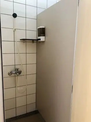 Dört Kişilik Oda, Ortak Banyo