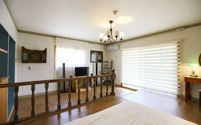 Oda (James Dean (Lower Floor))