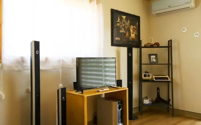 Oda (James Dean (Lower Floor))