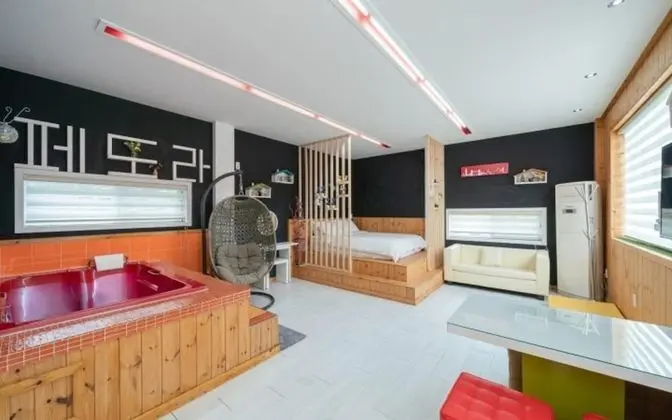 Oda (P201 (Whirlpool Spa Random Assignment)