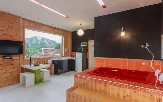 Oda (P201 (Whirlpool Spa Random Assignment)