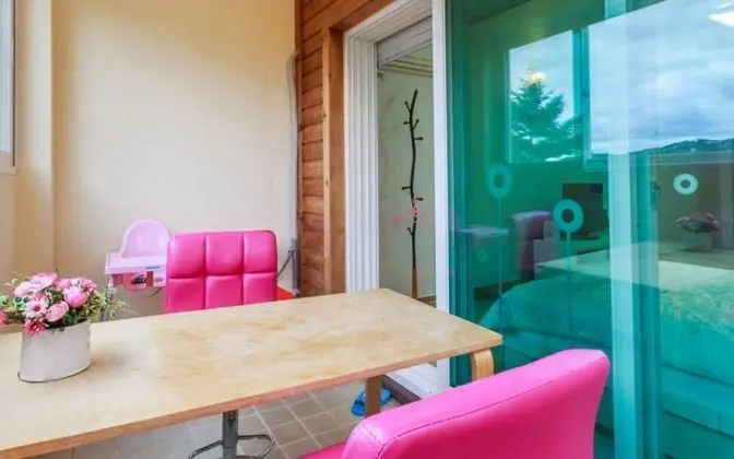 Oda (Cherry Pink (Whirlpool Spa))