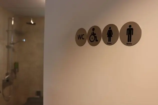 Dört Kişilik Oda, Ortak Banyo