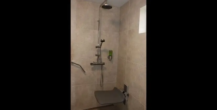 Dört Kişilik Oda, Ortak Banyo