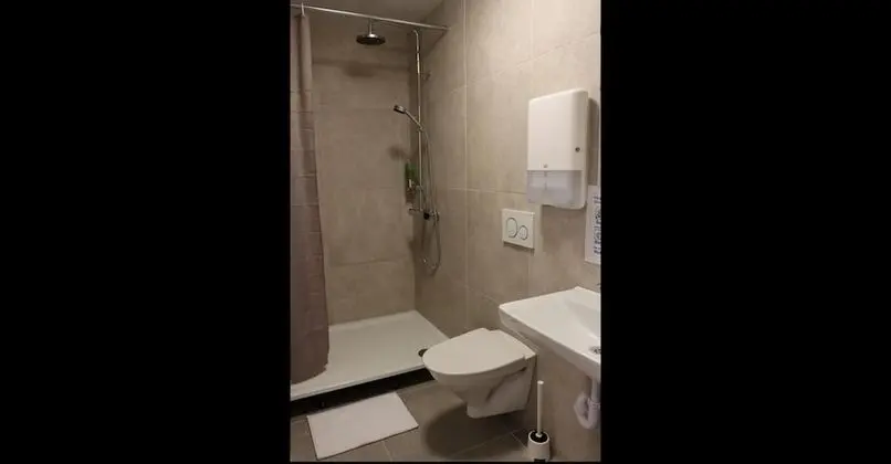 Dört Kişilik Oda, Ortak Banyo
