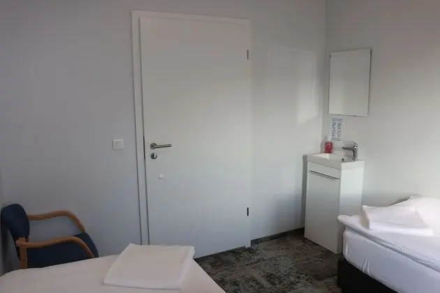 İki Ayrı Yataklı Oda, Ortak Banyo
