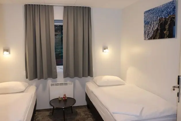 İki Ayrı Yataklı Oda, Ortak Banyo