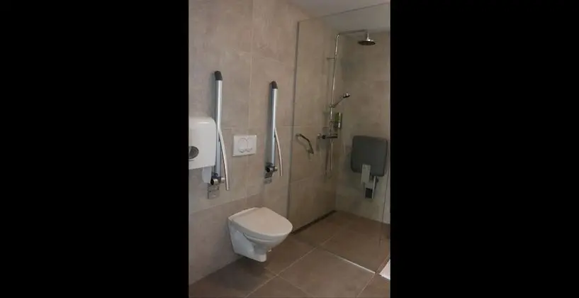 İki Ayrı Yataklı Oda, Ortak Banyo