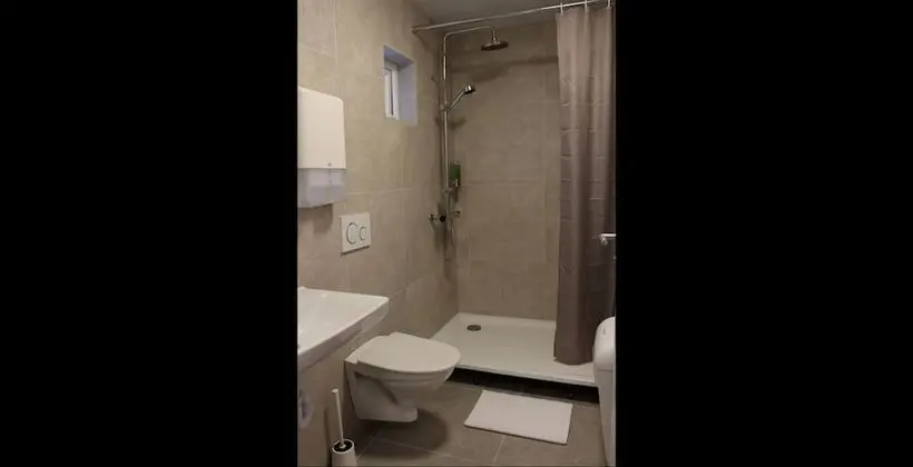 İki Ayrı Yataklı Oda, Ortak Banyo