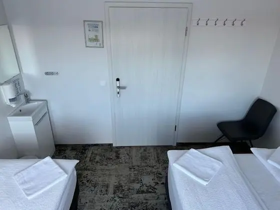 Üç Kişilik Oda, Ortak Banyo