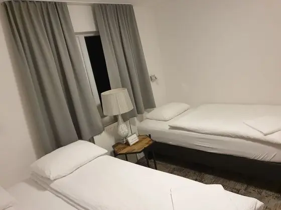 Üç Kişilik Oda, Ortak Banyo