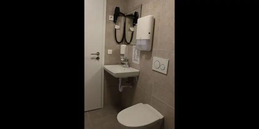 Üç Kişilik Oda, Ortak Banyo