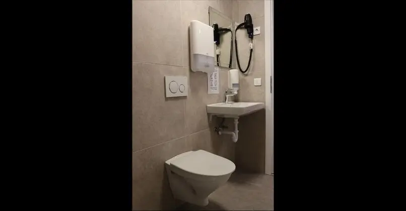 Üç Kişilik Oda, Ortak Banyo