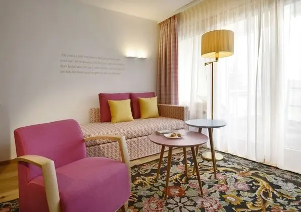 Junior Süit, Balkon