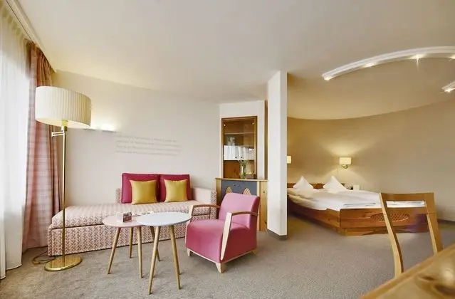 Junior Süit, Balkon