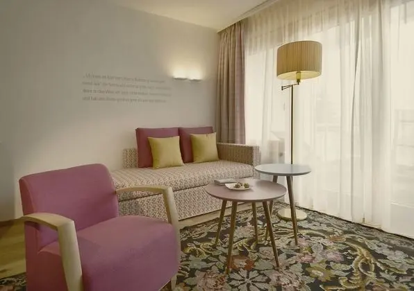 Junior Süit, Balkon