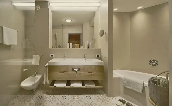 Junior Süit, Balkon