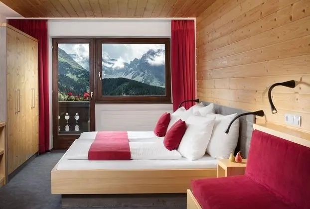 Deluxe Tek Büyük Yataklı Oda, Balkon, Dağ Manzaralı