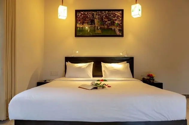 Deluxe Tek Büyük Yataklı Oda, Havuz Manzaralı