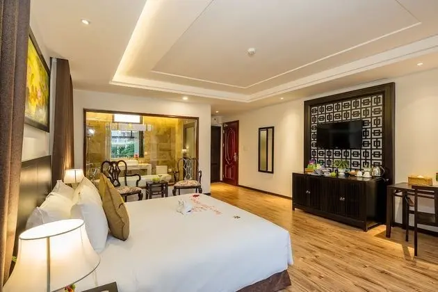 Deluxe Tek Büyük Yataklı Oda, Havuz Manzaralı