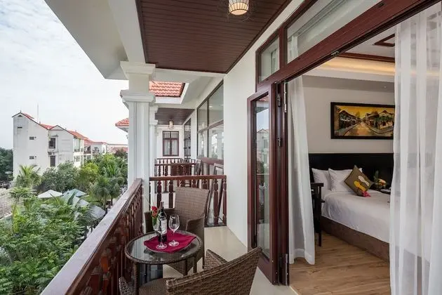Deluxe Tek Büyük Yataklı Oda, Havuz Manzaralı