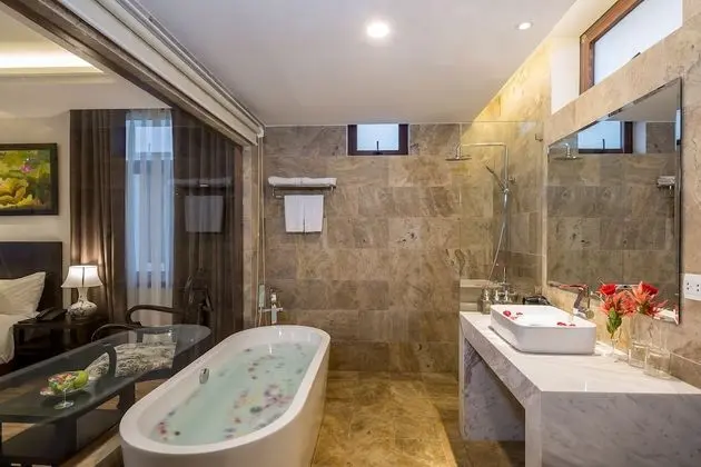 Deluxe Tek Büyük Yataklı Oda, Havuz Manzaralı