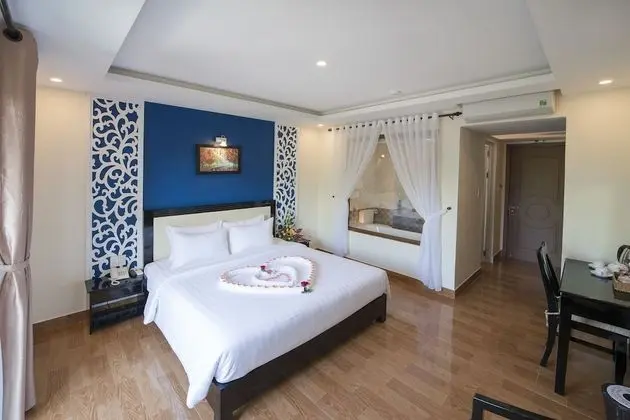 Deluxe Tek Büyük Yataklı Oda, Balkon, Havuz Manzaralı