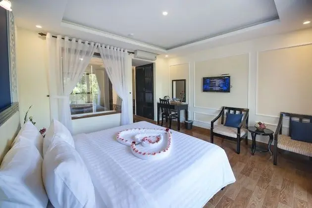 Deluxe Tek Büyük Yataklı Oda, Balkon, Havuz Manzaralı