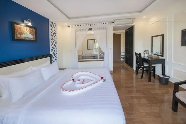 Deluxe Tek Büyük Yataklı Oda, Balkon, Havuz Manzaralı