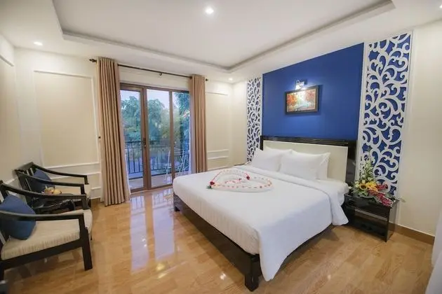 Deluxe Tek Büyük Yataklı Oda, Balkon, Havuz Manzaralı