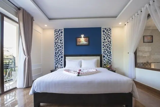 Deluxe Tek Büyük Yataklı Oda, Balkon, Havuz Manzaralı