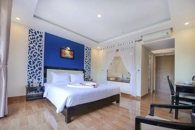 Deluxe Tek Büyük Yataklı Oda, Balkon, Havuz Manzaralı