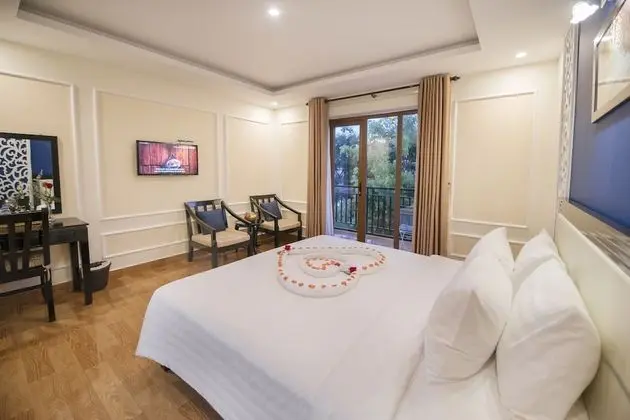 Deluxe Tek Büyük Yataklı Oda, Balkon, Havuz Manzaralı