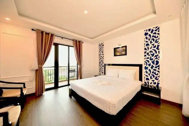 Deluxe Tek Büyük Yataklı Oda, Balkon, Havuz Manzaralı