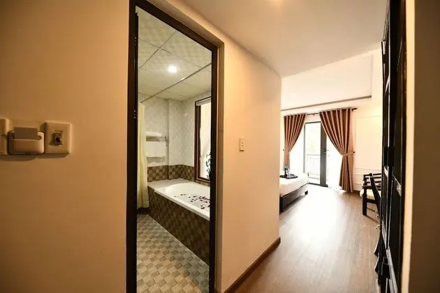 Deluxe Tek Büyük Yataklı Oda, Balkon, Havuz Manzaralı