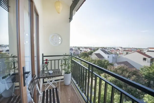 Deluxe Tek Büyük Yataklı Oda, Balkon, Havuz Manzaralı