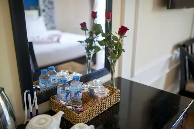 Deluxe Tek Büyük Yataklı Oda, Balkon, Havuz Manzaralı