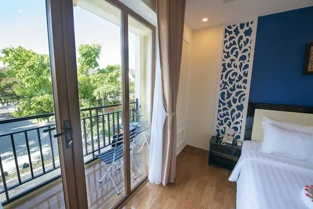 Deluxe Tek Büyük Yataklı Oda, Balkon, Havuz Manzaralı