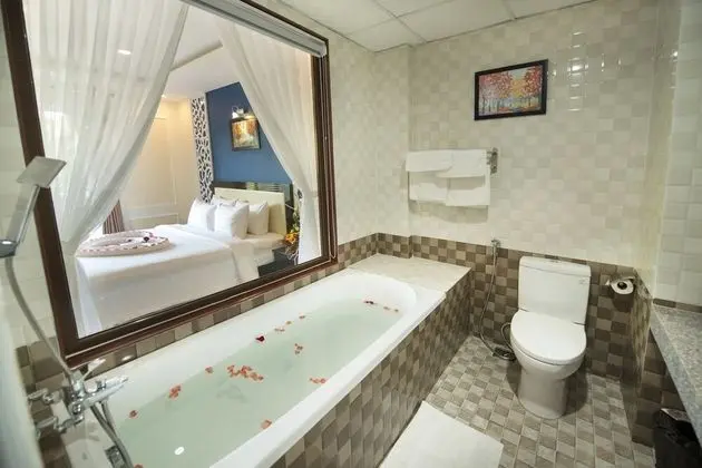 Deluxe Tek Büyük Yataklı Oda, Balkon, Havuz Manzaralı