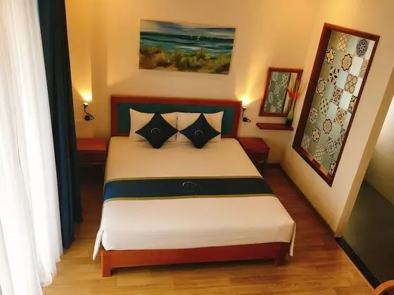Deluxe Tek Büyük Yataklı Oda, Havuz Manzaralı