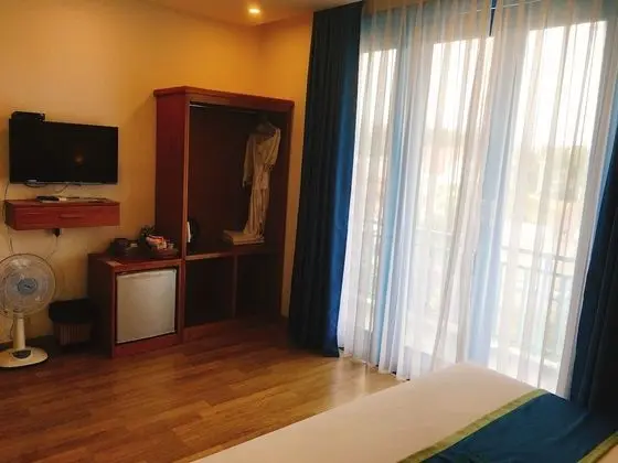 Deluxe Tek Büyük Yataklı Oda, Havuz Manzaralı