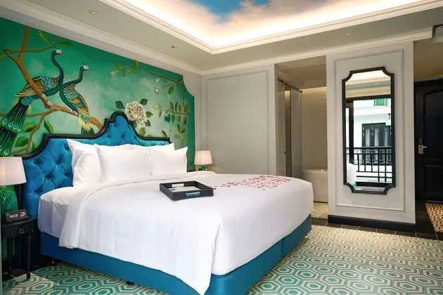 Premium Tek Büyük Yataklı Oda, Balkon, Havuz Manzaralı