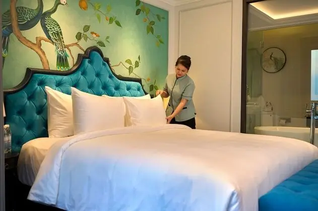 Premium Tek Büyük Yataklı Oda, Balkon, Havuz Manzaralı