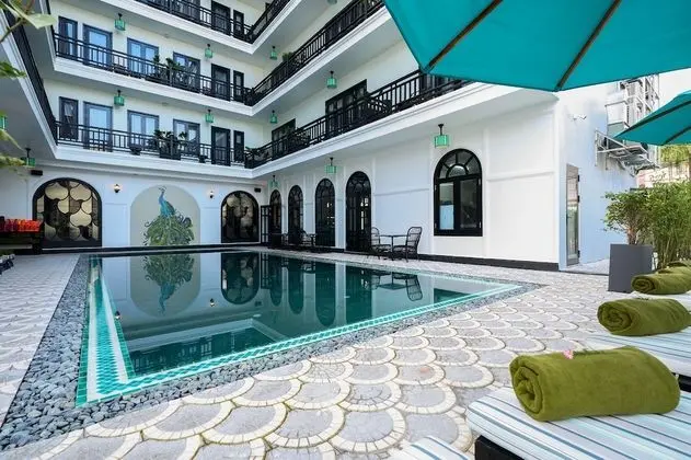 Premium Tek Büyük Yataklı Oda, Balkon, Havuz Manzaralı