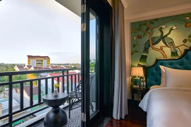 Premium Tek Büyük Yataklı Oda, Balkon, Havuz Manzaralı