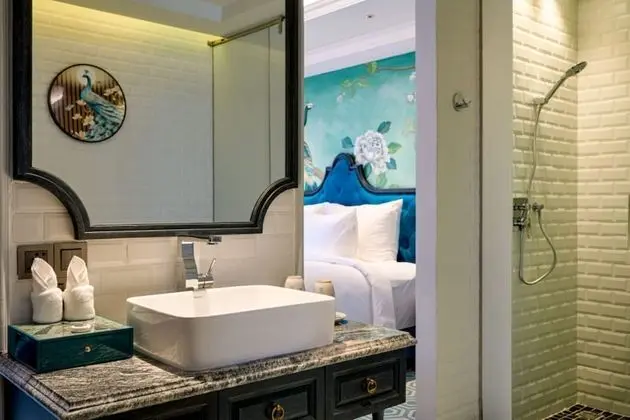 Premium Tek Büyük Yataklı Oda, Balkon, Havuz Manzaralı